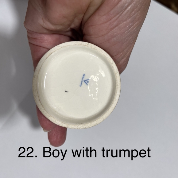 Vintage Goebel Hummel Figurine ~Serenade~ 85/0~ 4 3/4" TMK 3~Boy Blowing Horn - Picture 2 of 4